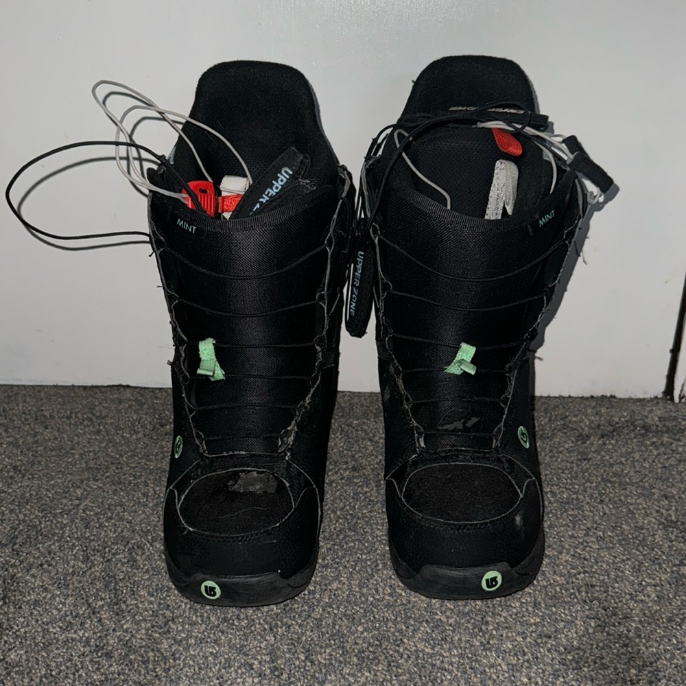 Burton Mint Women’s 7.5 Snowboarding Boots